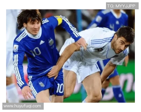 当足球球星开始讲笑话时连守门员都忍不住笑翻在球场上