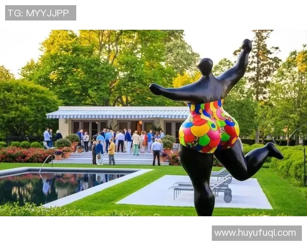 大型足球球星雕塑成为城市地标展现体育精神与文化魅力